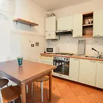 Live In - 2 Private With Bathroom And Wi-fi アパート カモーリ