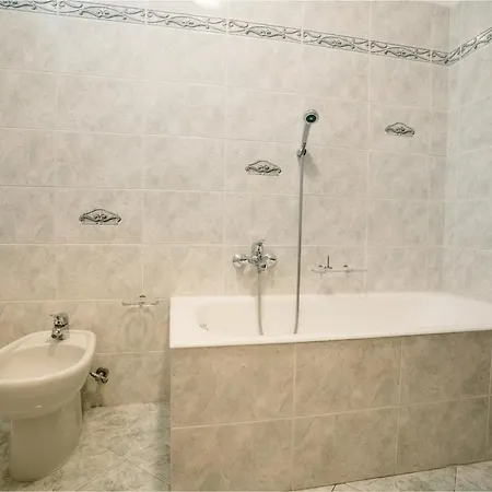 Live In - 2 Private With Bathroom And Wi-fi *