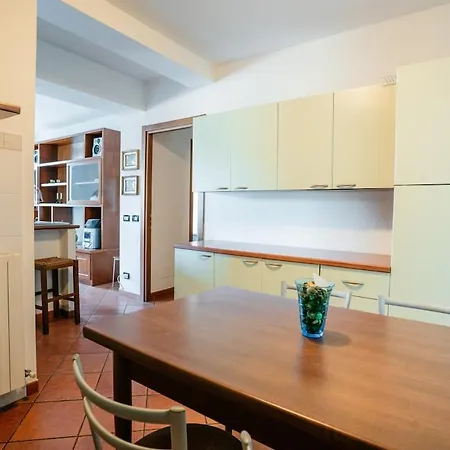 Live In - 2 Private With Bathroom And Wi-fi Apartment